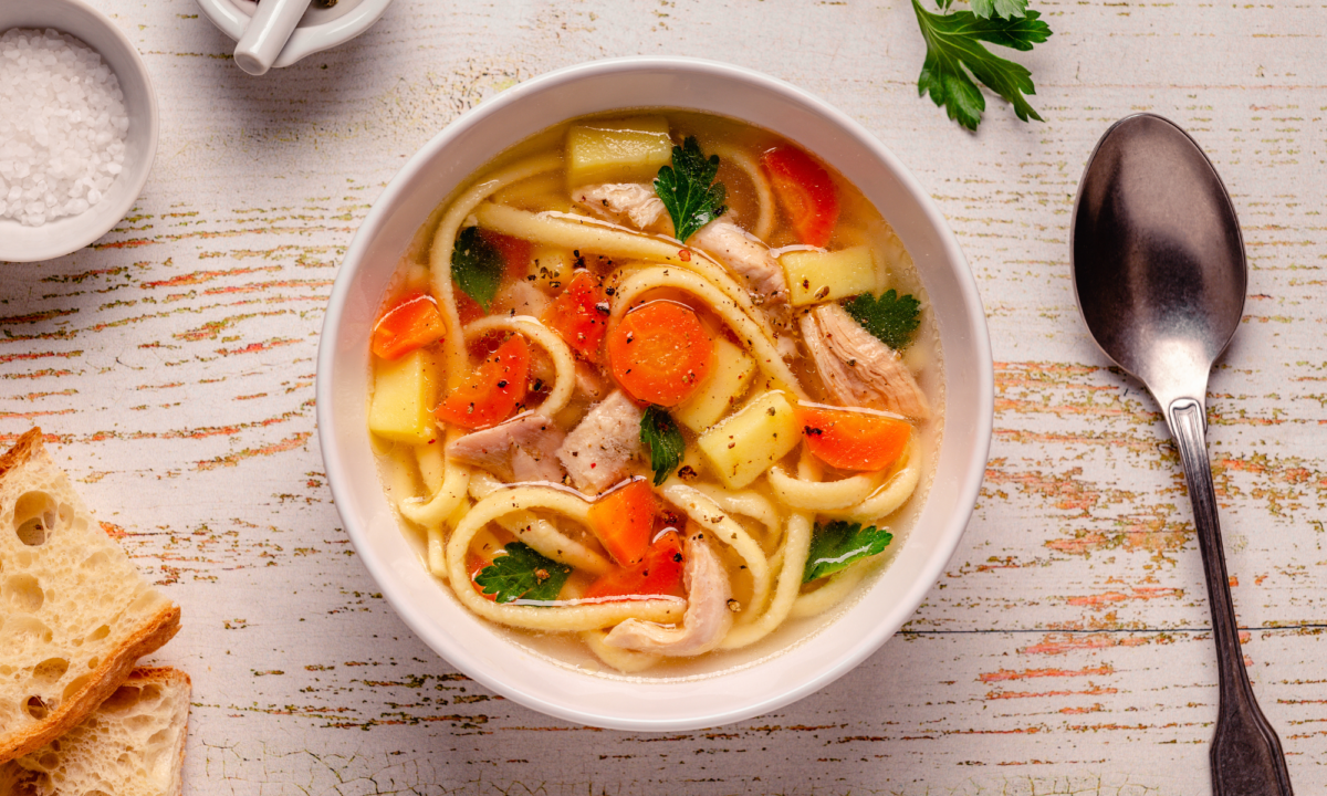 SOPA DE FRANGO COM LEGUMES E MACARRÃO