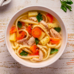 SOPA DE FRANGO COM LEGUMES E MACARRÃO
