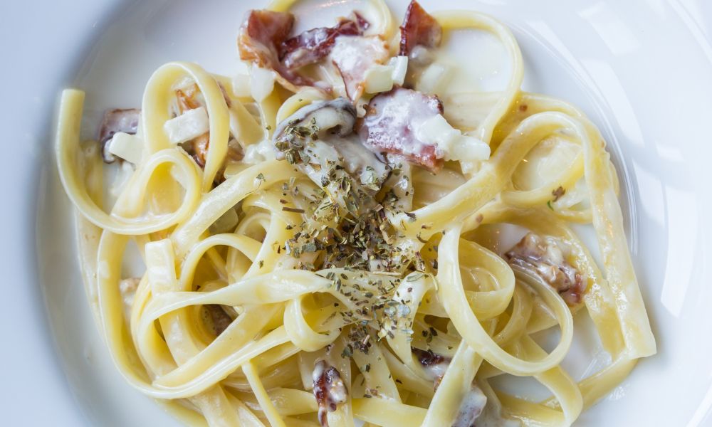 MACARRÃO NO FORNO COM BACON E MUSSARELA