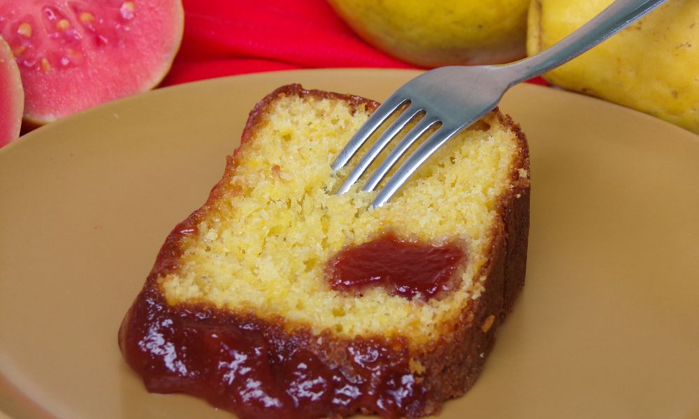 BOLO DE FUBÁ COM GOIABADA