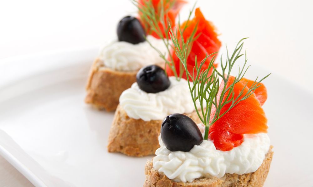 CANAPÉ DE RICOTA COM AZEITONA