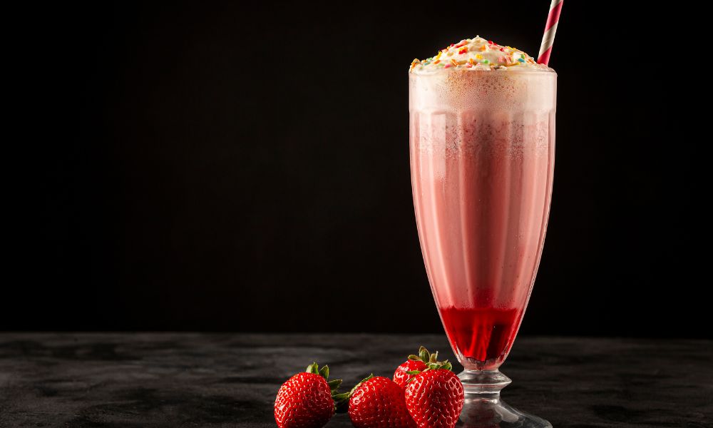 MILKSHAKE CASEIRO COM SORVETE DE MORANGO