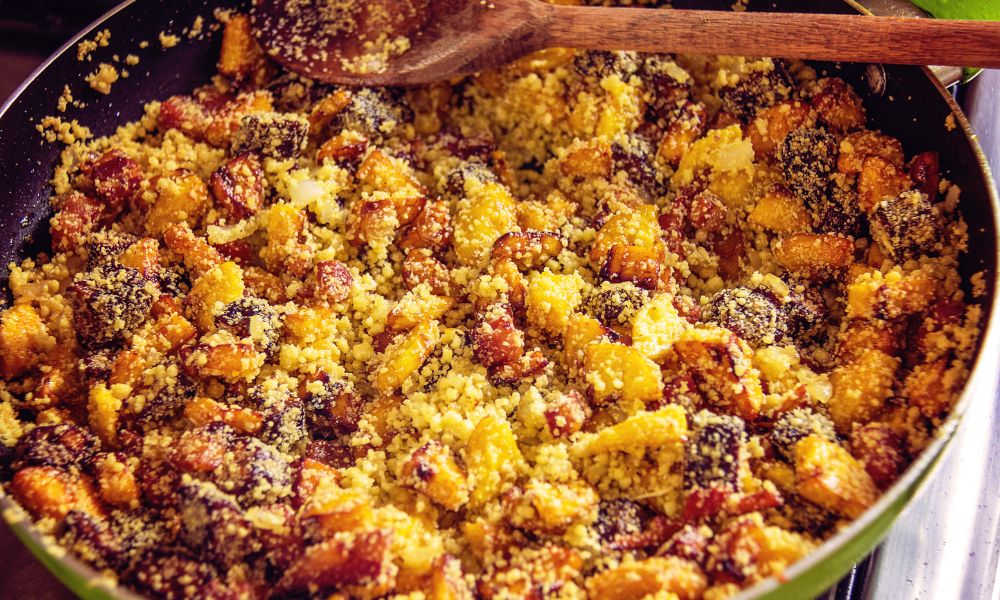 Farofa de Pascua con tocino y huevos
