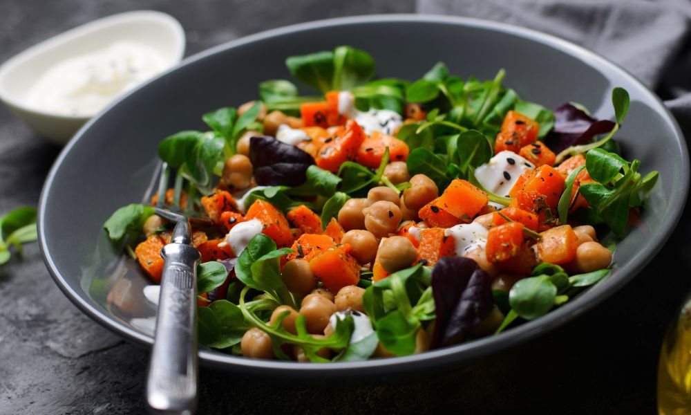 SALADA DE GRÃO DE BICO COM BACALHAU