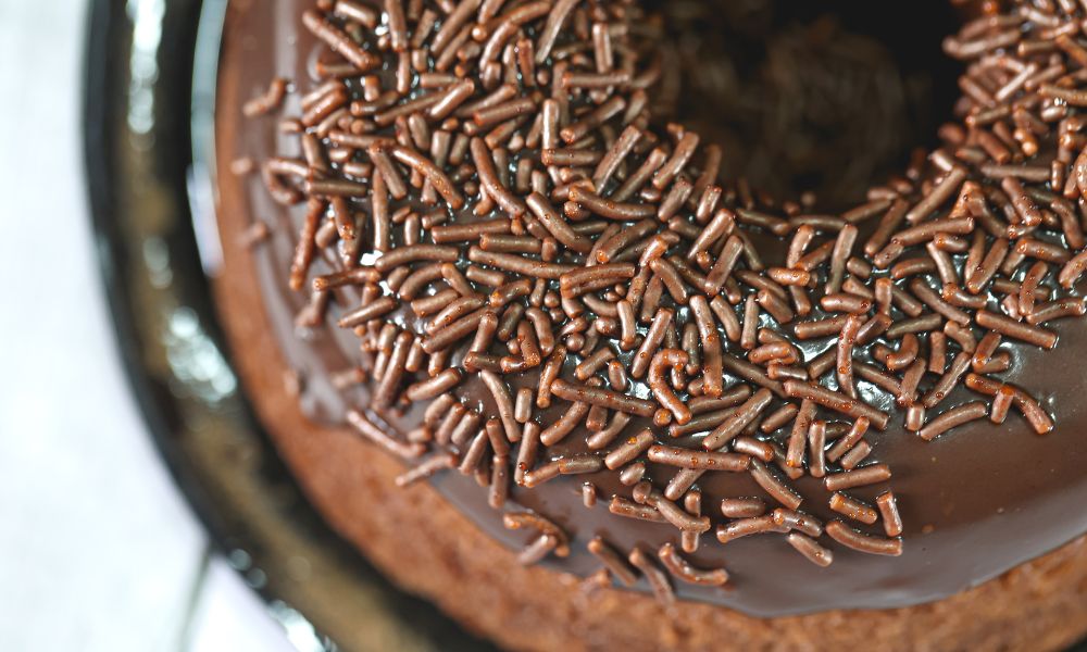 bolo de chocolate com cobertura de brigadeiro