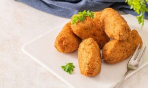 Bolinho de Mandioca com Carne Moída