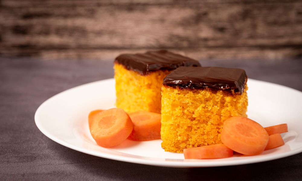 Bolo de Cenoura Simples com Calda de Chocolate