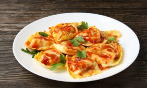 Ravioli de Ricota com Molho de Tomate e Manjericão