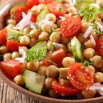 Salada de Grão-de-Bico com Pepino e Tomate