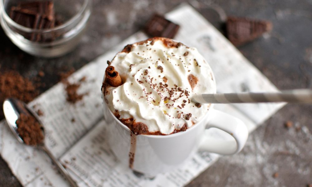 Chocolate Quente com Paçoca e Chantilly