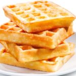 Waffle de Queijo com Ovo e Muçarela