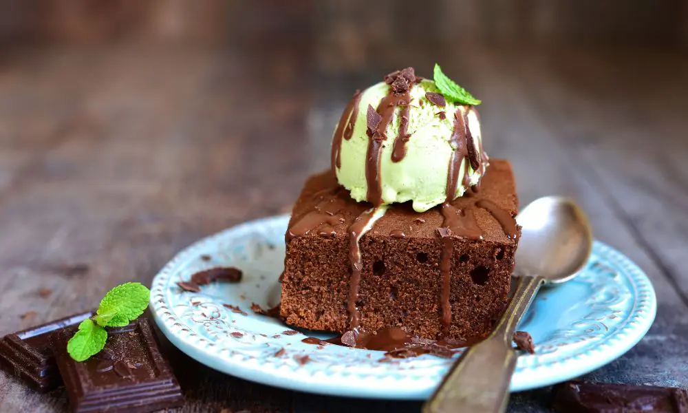 Brownie Quente com Calda de Chocolate e Sorvete