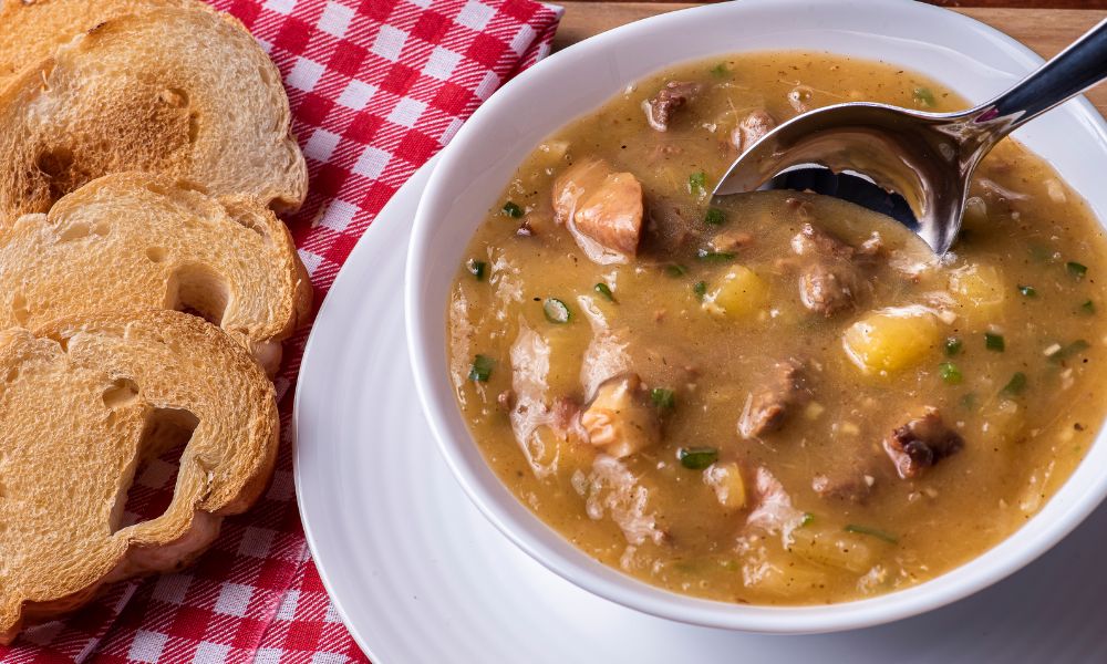 Caldo de Costela com Mandioca