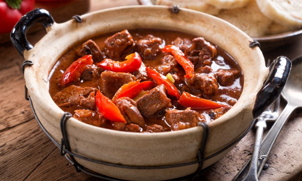 Goulash (cozido húngaro de carne com páprica)