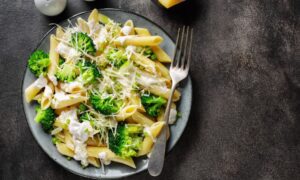 Penne ao Forno com Molho Branco e Brócolis