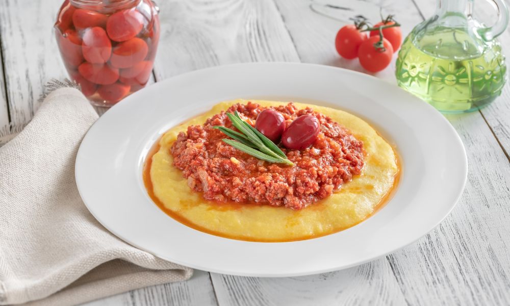 Polenta Cremosa com Ragu de Cogumelos ou Carne