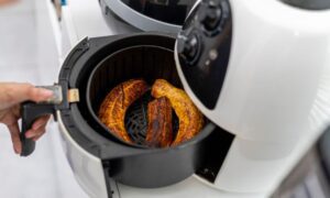 Banana Assada com Canela e Mel na Airfryer