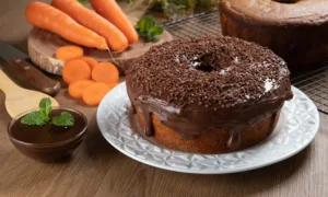 Bolo de Cenoura com Cobertura de Chocolate Cremosa (Ganache)