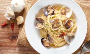 Espaguete ao Vôngole (espaguete com mariscos)