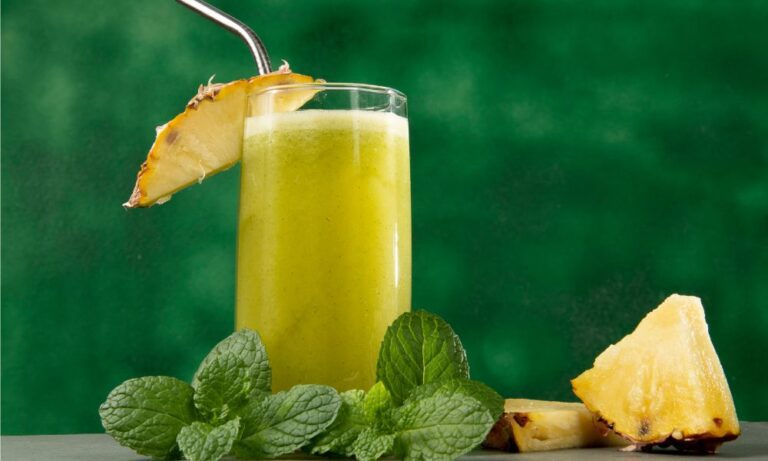 Receita: Como Fazer Suco Detox de Abacaxi com Hortelã e Gengibre