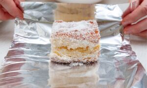 Bolo Gelado de Coco Embrulhado no Papel Alumínio