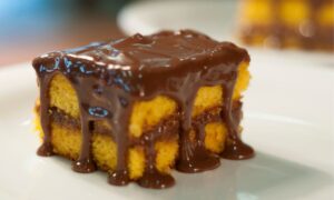 Bolo de Cenoura Fofinho com Cobertura de Chocolate Simples