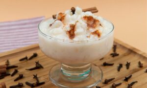 Canjica Cremosa com Leite Condensado e Coco Ralado