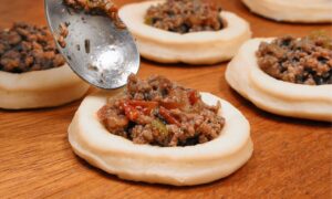 Esfiha Aberta de Carne Igual de Lanchonete