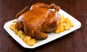 Frango Assado Inteiro com Batata Crocante