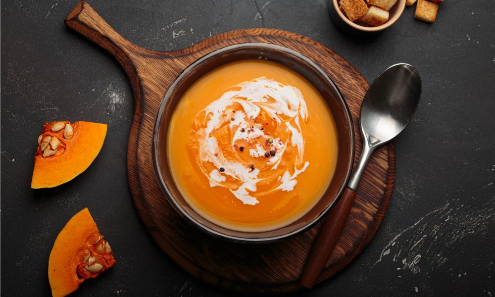 Sopa de Abóbora Cremosa com Toque Caseiro: Receita Simples, Aconchegante e Cheia de Sabor
