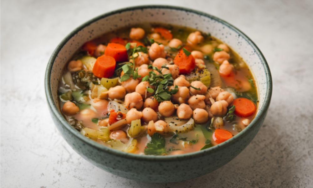 Sopa de Grão-de-Bico com Legumes: encorpada, simples e cheia de sustância