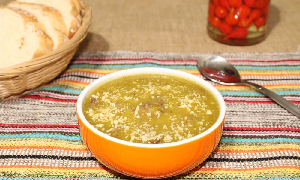 Sopa de Mandioca Cremosa com Sabor de Comida de Interior: Receita que Sustenta de Verdade