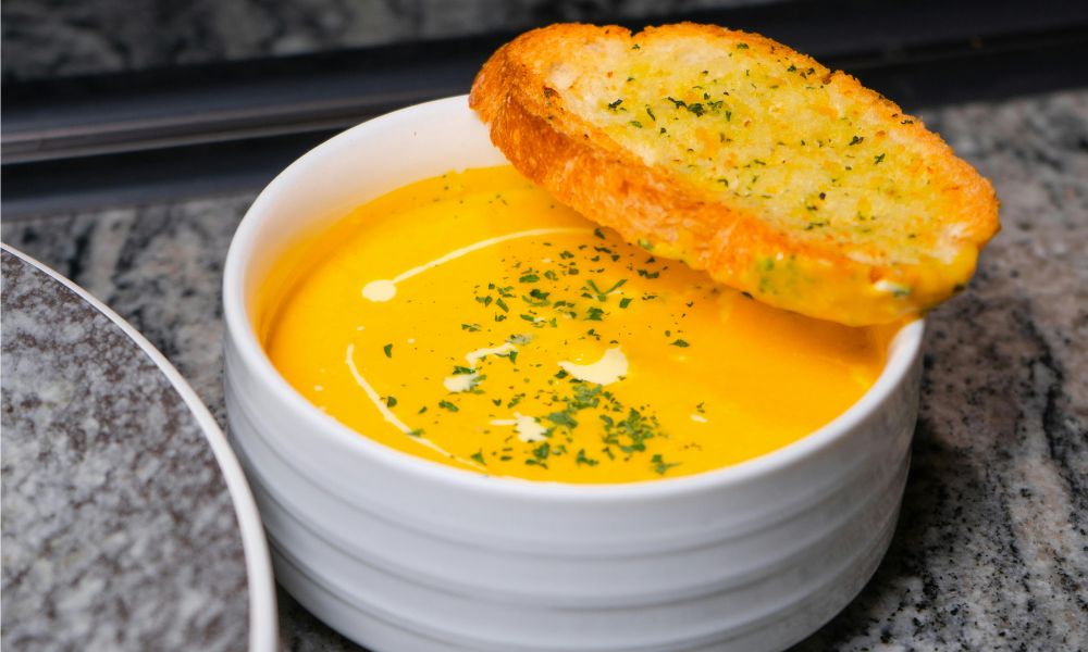 Sopa de Mandioquinha Cremosa e Aconchegante: a Receita que Parece Simples, Mas Tem Segredo no Sabor