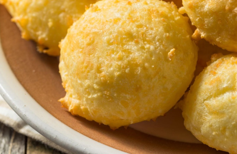 Pão de queijo na airfryer: aprenda a fazer uma versão caseira